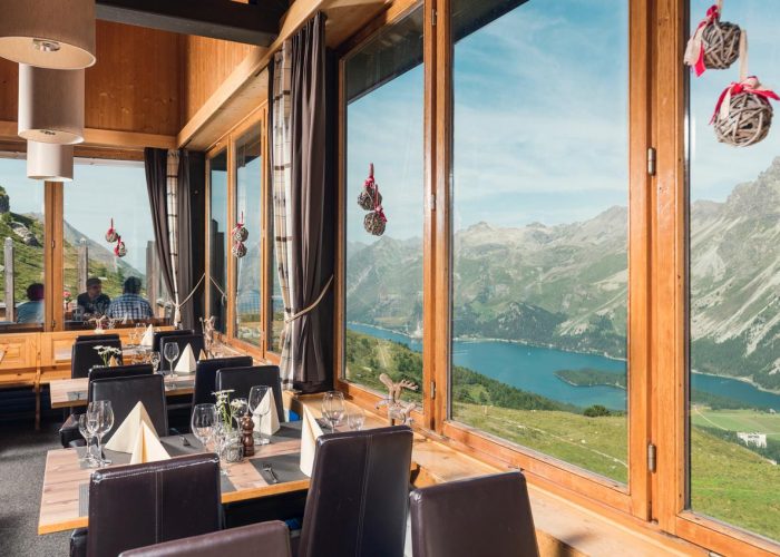 The terrace at the Restaurant La Chuedera, with views of Lake Sils.
