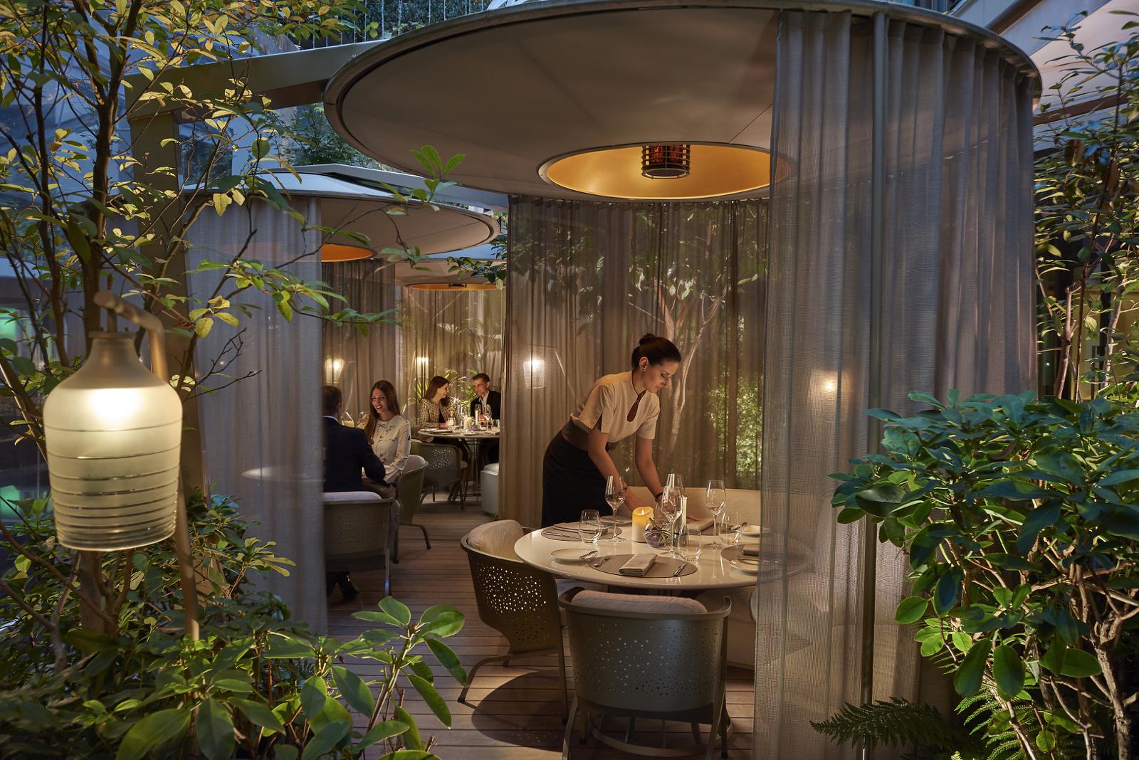 Mandarin Oriental Paris | Fine dining in the Camilia Garden