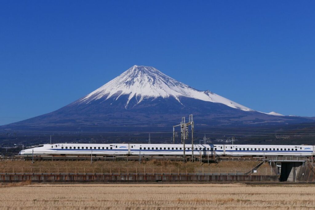 Mt. Fuji and Tokaido Shinkansen in winter. Credit: Maeda Akihiko.