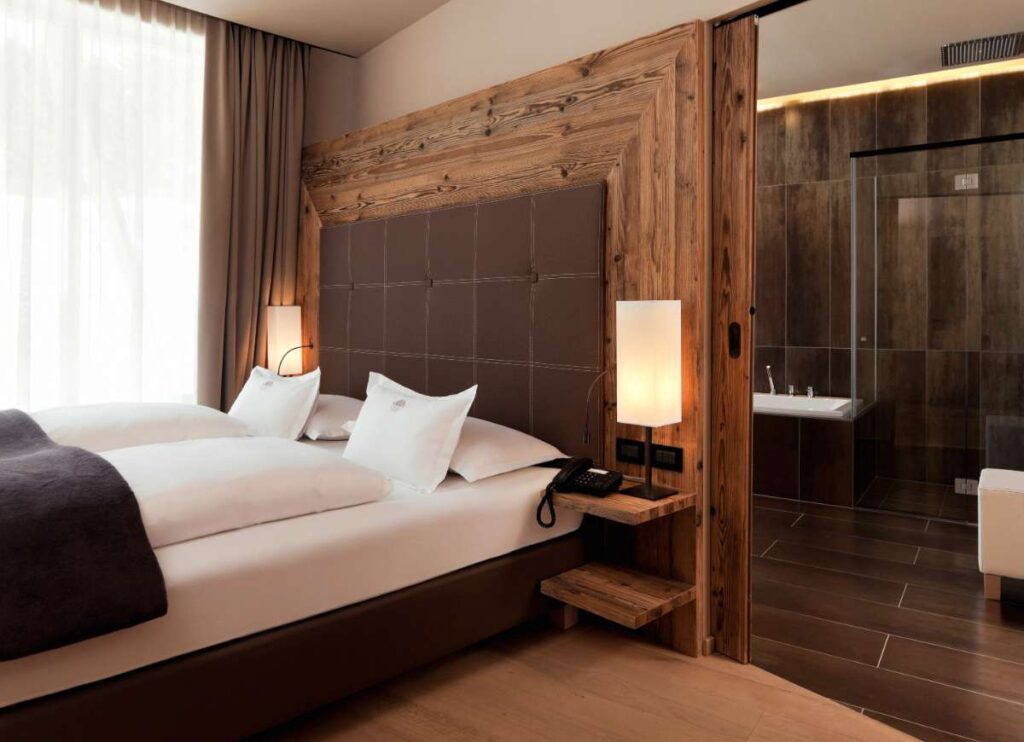 COMO Alpina Dolomites_Alpina Suite bedroom and bathroom