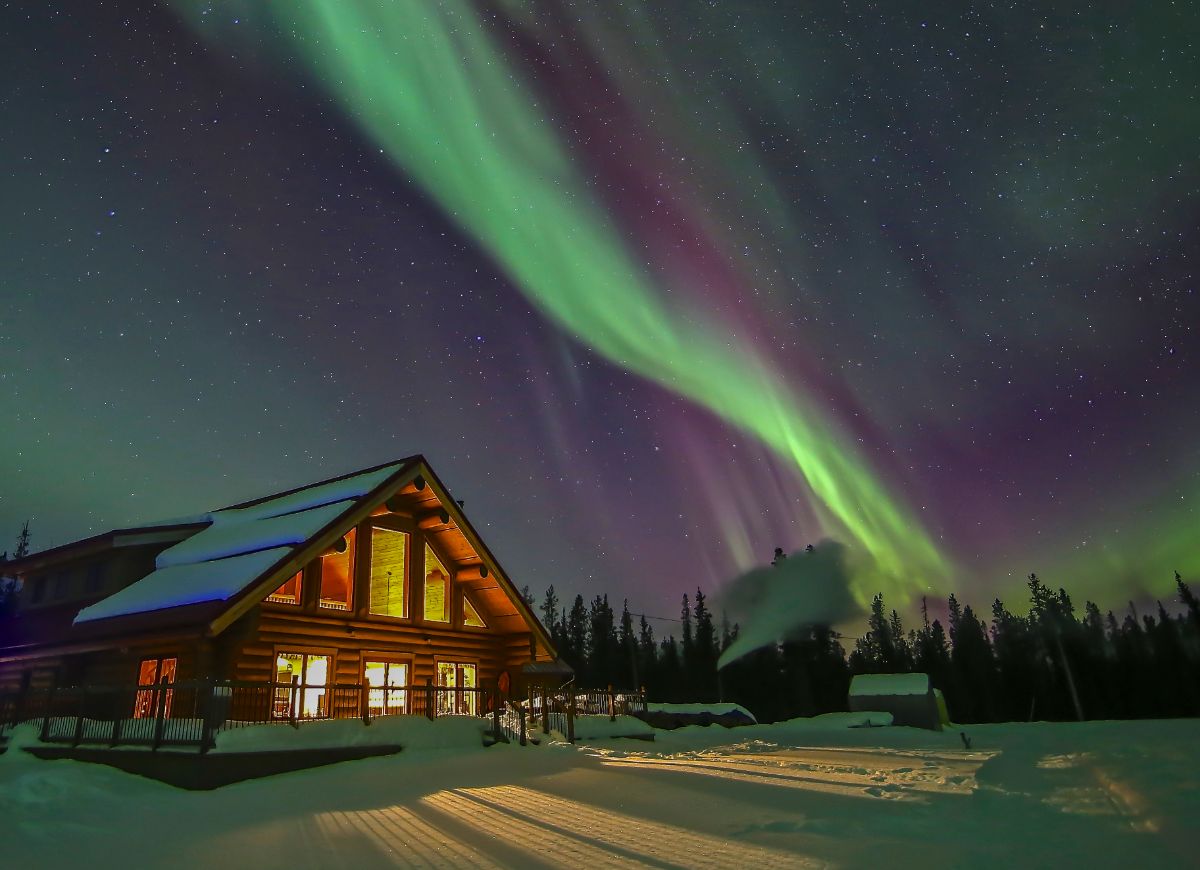 aurora at Northern Lights Resort Spa Yukon Territory credit Wolfgang Bublitz